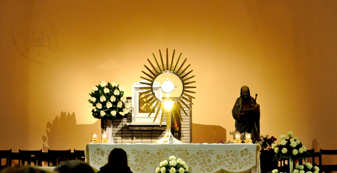 Una foto in bianco e nero di un sacerdote foto – Immagine gratis di Chiesa  su Unsplash, image size:1400x718